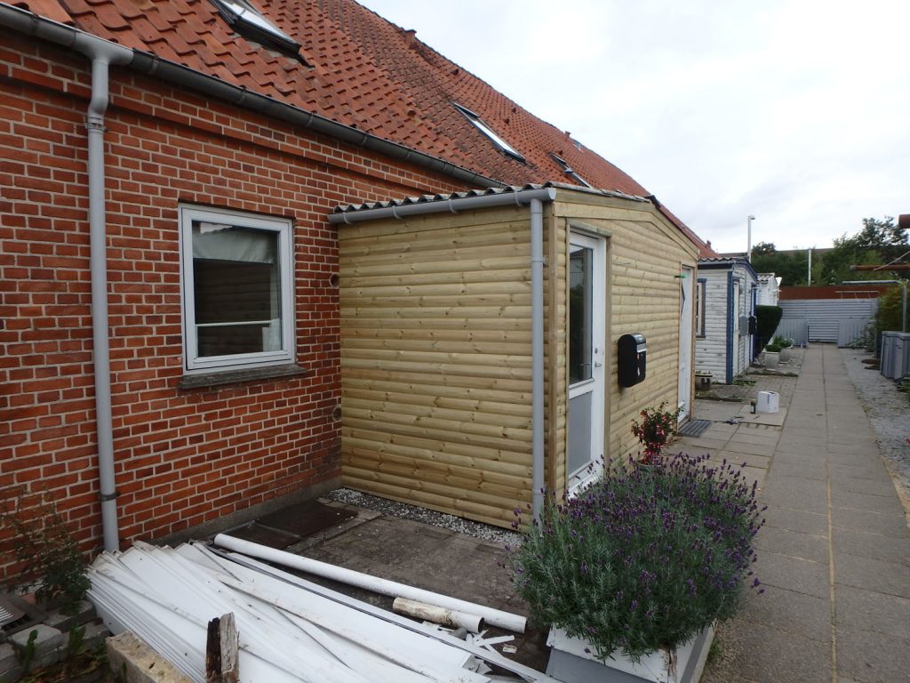 Bislag med ny træbeklædning efter tømrerarbejde