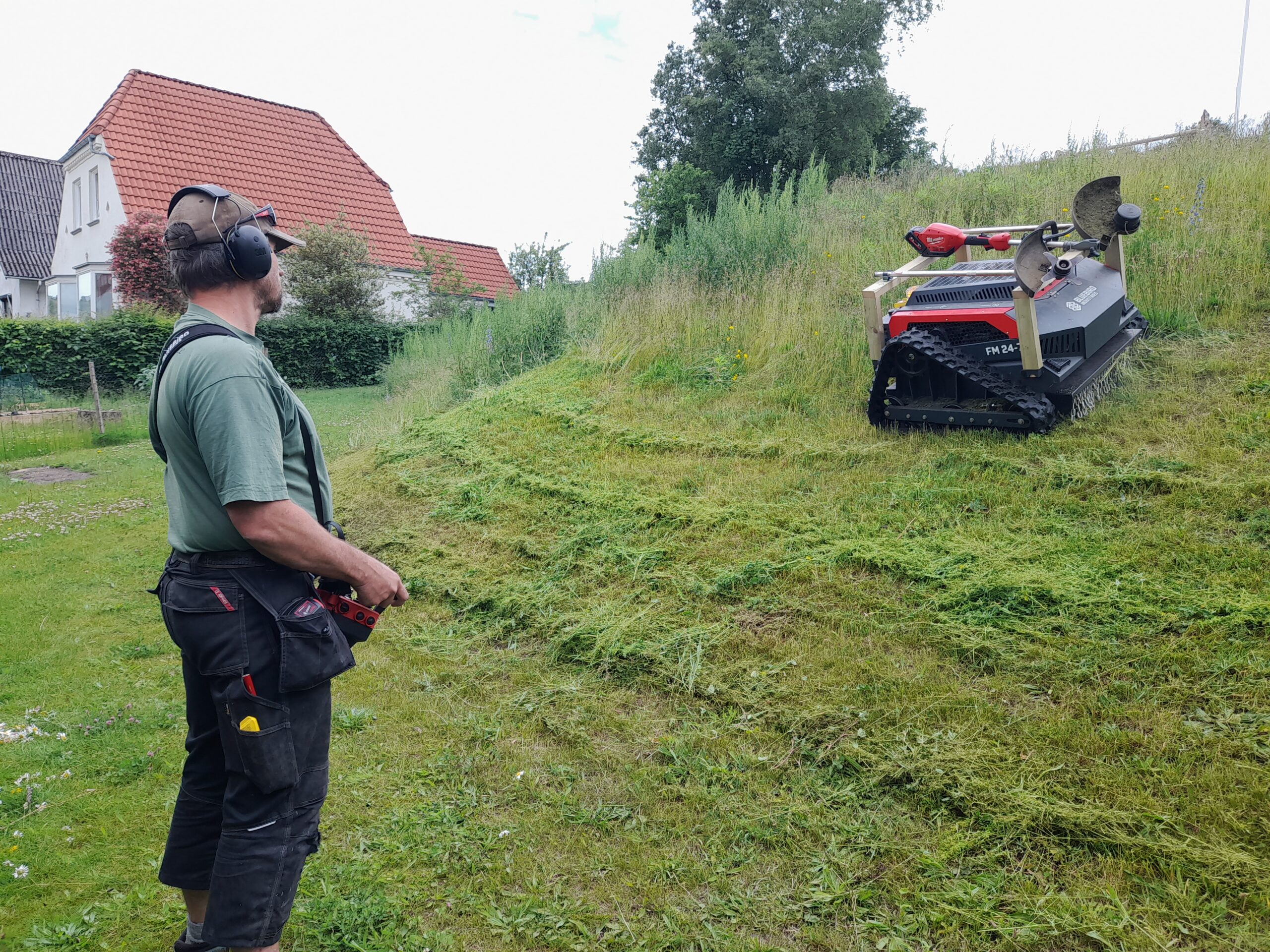 Robotplæneklipper til skråninger fra B. Larsens Vikarservice